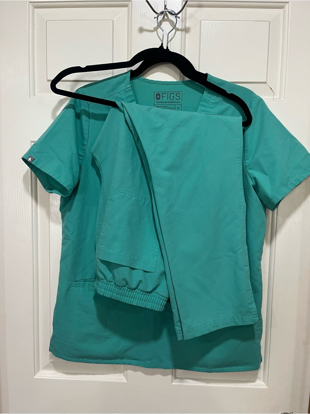 Figs Surgical Green Casma Scrub Top and Jogger Pants in size Medium - Picture 2 of 6